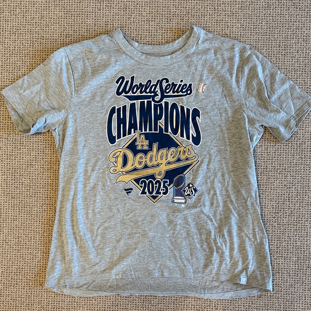 NWT (baseball sticker) Dodgers World Series 2025 tee - size M